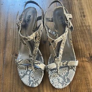 Mossimo Womens Snake Print Wedge Sandals Heels Strappy T Strap Buckle Size 8